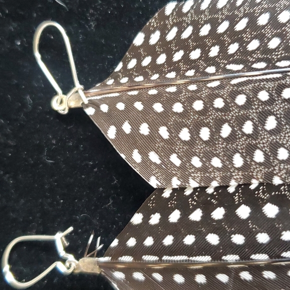 Small Size Feather 🪶 Earrings. - Picture 4 of 8